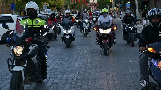 Türk bayrakları ile şehir turu attılar