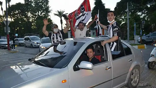Beşiktaşlı taraftarlardan şampiyonluk konvoyu