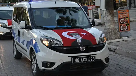 Türk bayrakları ile şehir turu attılar