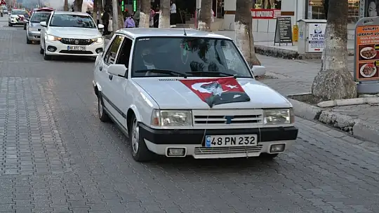 Türk bayrakları ile şehir turu attılar