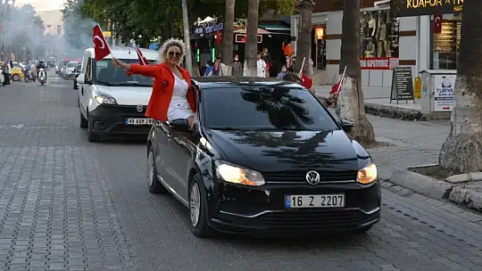 Türk bayrakları ile şehir turu attılar