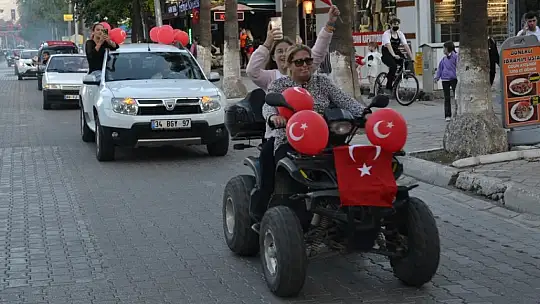 Türk bayrakları ile şehir turu attılar