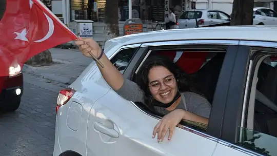 Türk bayrakları ile şehir turu attılar