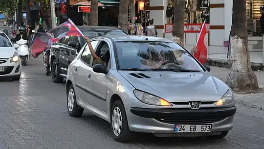 Türk bayrakları ile şehir turu attılar