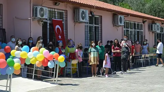 Özel öğrencilerin mezuniyet sevinci