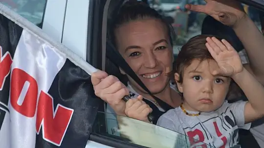 Beşiktaşlı taraftarlardan şampiyonluk konvoyu