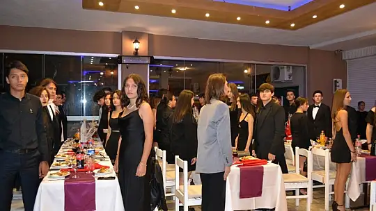 Girne Koleji Cumhuriyet balosunda bir araya geldi