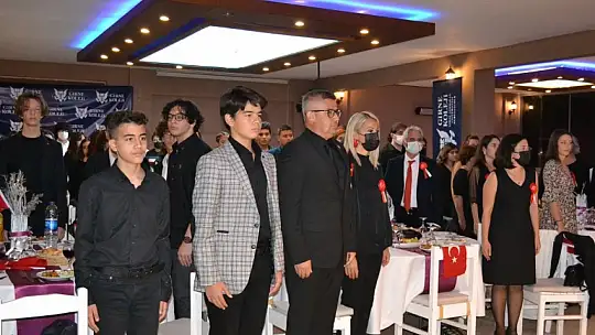 Girne Koleji Cumhuriyet balosunda bir araya geldi