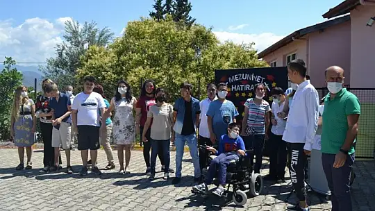 Özel öğrencilerin mezuniyet sevinci