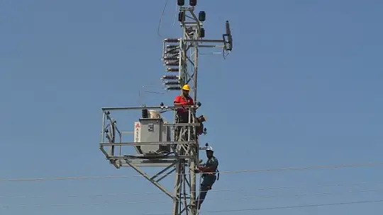 Cami Mahallesi Muhtarı Kavak, mahallenin elektirik sorununu çözdü