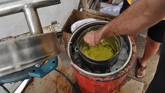 Kar Şerbeti Satarak Öğrencilere Destek Oluyor