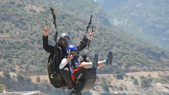 Özel öğrenciler teleferik ve yamaç paraşütü keyfi yaşadı