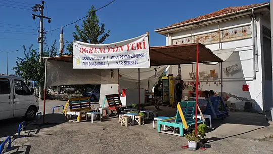 Kar Şerbeti Satarak Öğrencilere Destek Oluyor