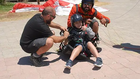 Özel öğrenciler teleferik ve yamaç paraşütü keyfi yaşadı