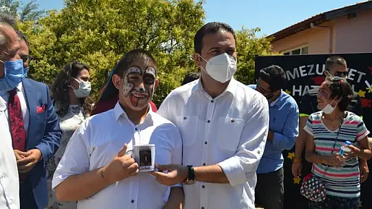 Özel öğrencilerin mezuniyet sevinci