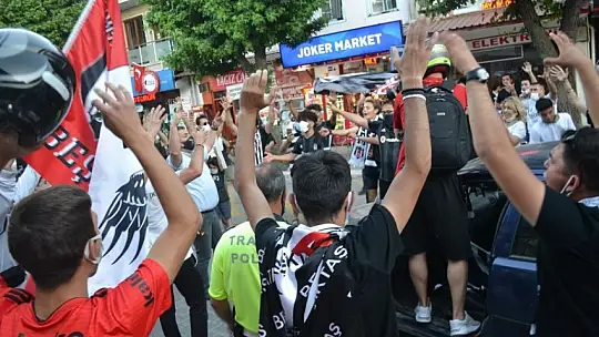 Beşiktaşlı taraftarlardan şampiyonluk konvoyu