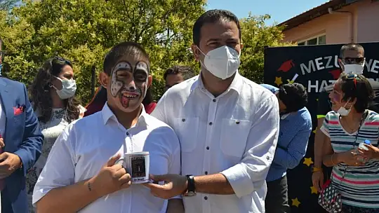 Özel öğrencilerin mezuniyet sevinci