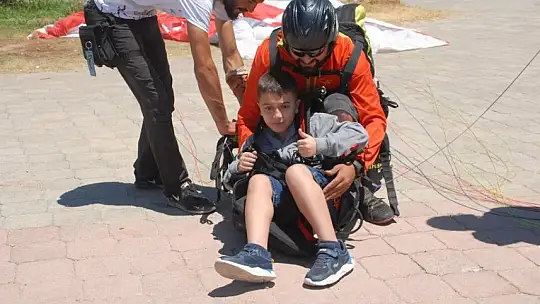 Özel öğrenciler teleferik ve yamaç paraşütü keyfi yaşadı