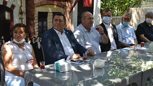 CHP'li Vekiller, Fethiye İlçe Binası'nda partili ile buluştu