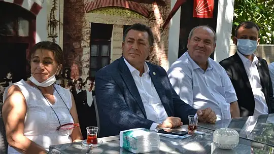 CHP'li Vekiller, Fethiye İlçe Binası'nda partili ile buluştu
