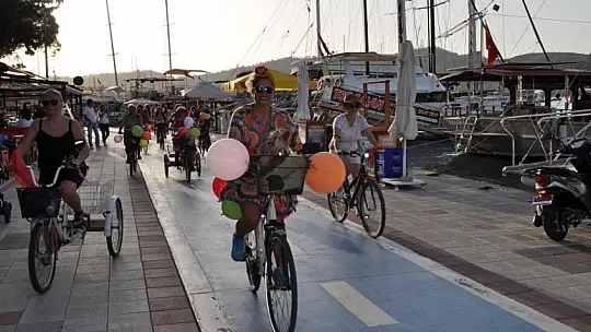 Fethiye'de 'Süslü Kadınlar Bisiklet Turu' gerçekleşti