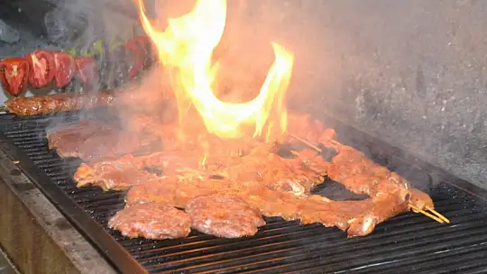 'Kırmızı Beyaz Et Restaurant' misafirlerini bekliyor