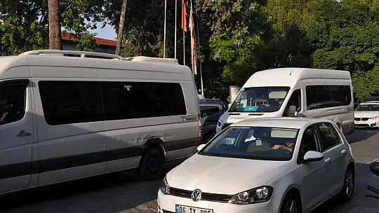 Tur Araçları Trafiği Kilitledi