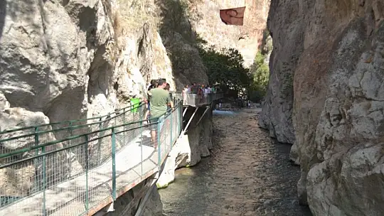 Saklıkent Kanyonuna turistler akın ediyor