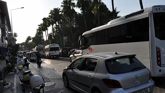 Tur Araçları Trafiği Kilitledi