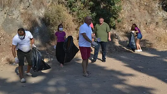 Ölüdeniz'de bayram sonu çevre temizliği yapıldı