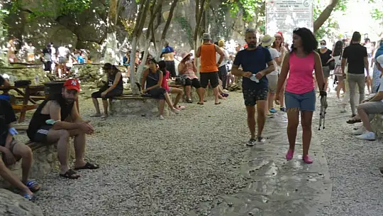 Saklıkent Kanyonuna turistler akın ediyor