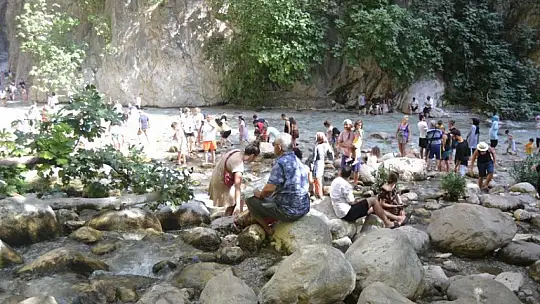 Saklıkent Kanyonuna turistler akın ediyor