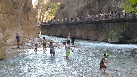 Saklıkent Kanyonuna turistler akın ediyor