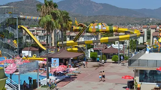 Sıcak havadan bunalanlar soluğu su parklarında aldı