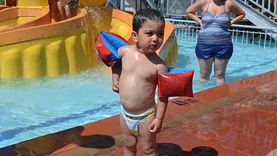 Sıcak havadan bunalanlar soluğu su parklarında aldı