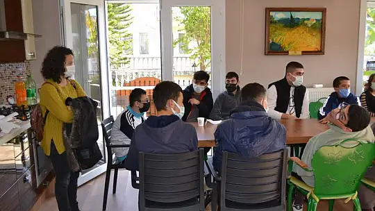 Engelleri Aşan Okul'dan Yaşlılara Ziyaret