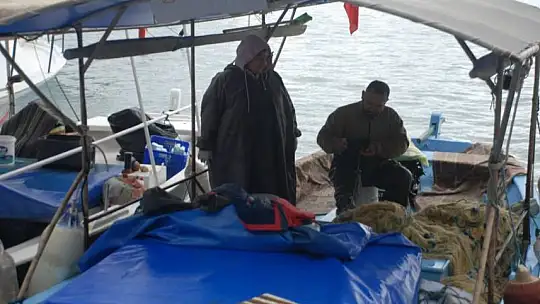 Balıkçılar kayıklarında bekledi