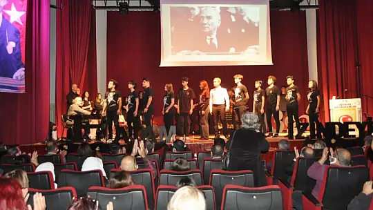 10 Kasım Atatürk'ü anma etkinliğinde duygu dolu anlar yaşandı