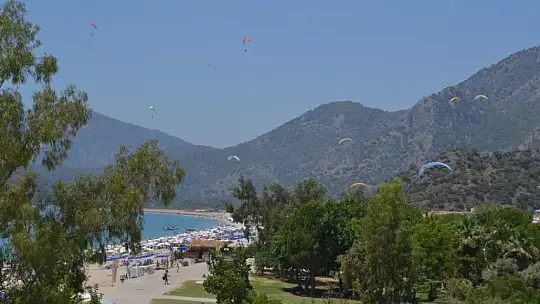 Kurban Bayramı öncesi Ölüdeniz tıklım tıklım doldu