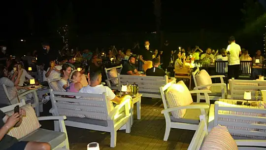 Barbun Cafe Bistro'da 'Sakiler Grubu' Unutulmaz Bir Konser Verdi