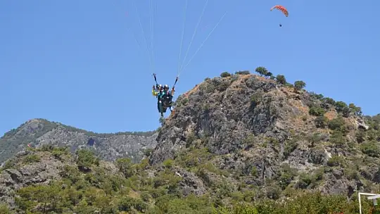 Özel öğrenciler teleferik ve yamaç paraşütü keyfi yaşadı