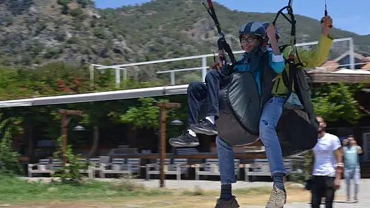 Özel öğrenciler teleferik ve yamaç paraşütü keyfi yaşadı