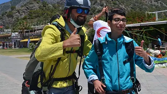 Özel öğrenciler teleferik ve yamaç paraşütü keyfi yaşadı