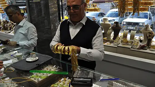 Uzmanlar, vatandaşın bankaya yöneldiğini söylüyor