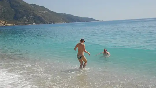 Güneşli ve güzel havada deniz keyfi yaptılar