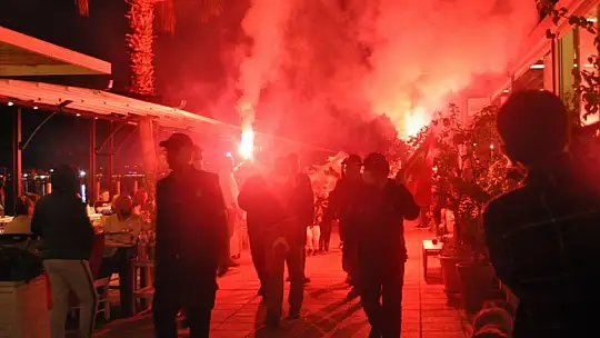 Cumhuriyet yürüyüşünde, Bayram coşkusu