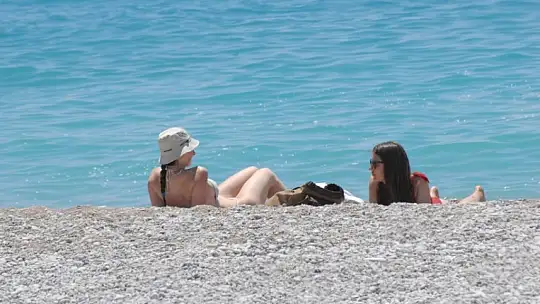 Turistler denizin tadını çıkardı