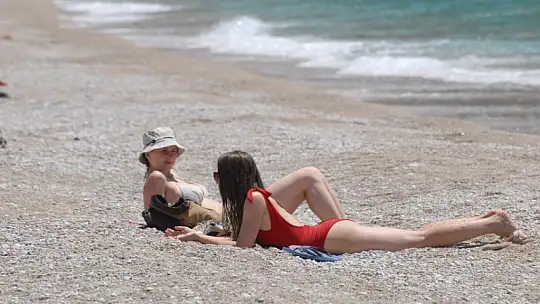 Turistler denizin tadını çıkardı