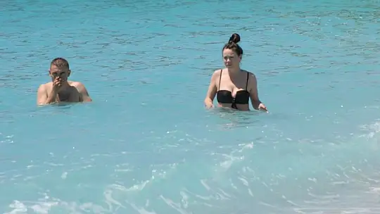 Turistler denizin tadını çıkardı