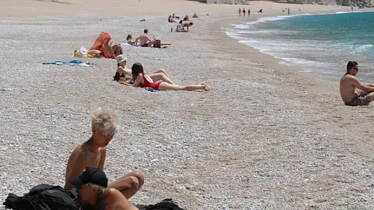 Turistler denizin tadını çıkardı